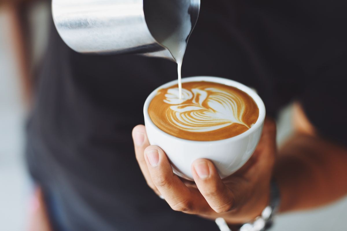 Participants réunis autour de tables pour un café-débat citoyen du soir